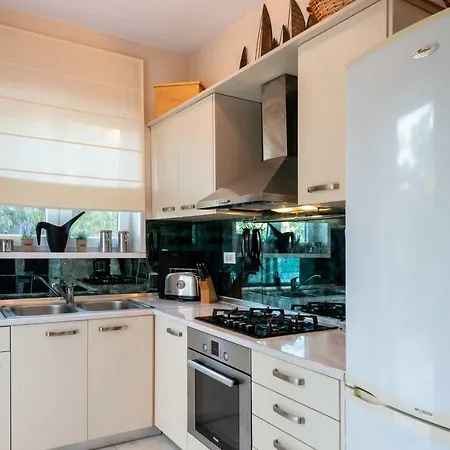 Nicole's Garden فيلة